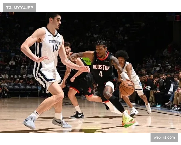 火箭主场球迷助威声势,年轻球队士气高涨