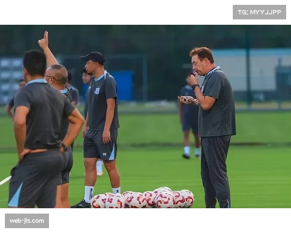 国脚级边卫在训练中肌肉不适，将缺席下一轮联赛